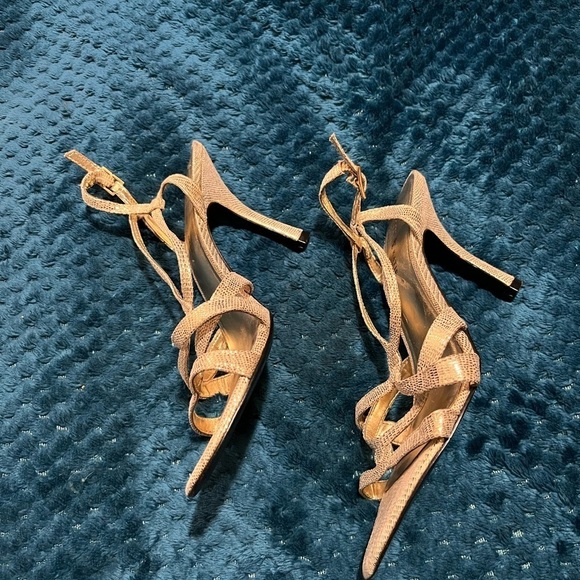 Kelly & Katie gold pump size 8 nice for formal event 3 1/2 inch heel! Nice - Picture 4 of 13